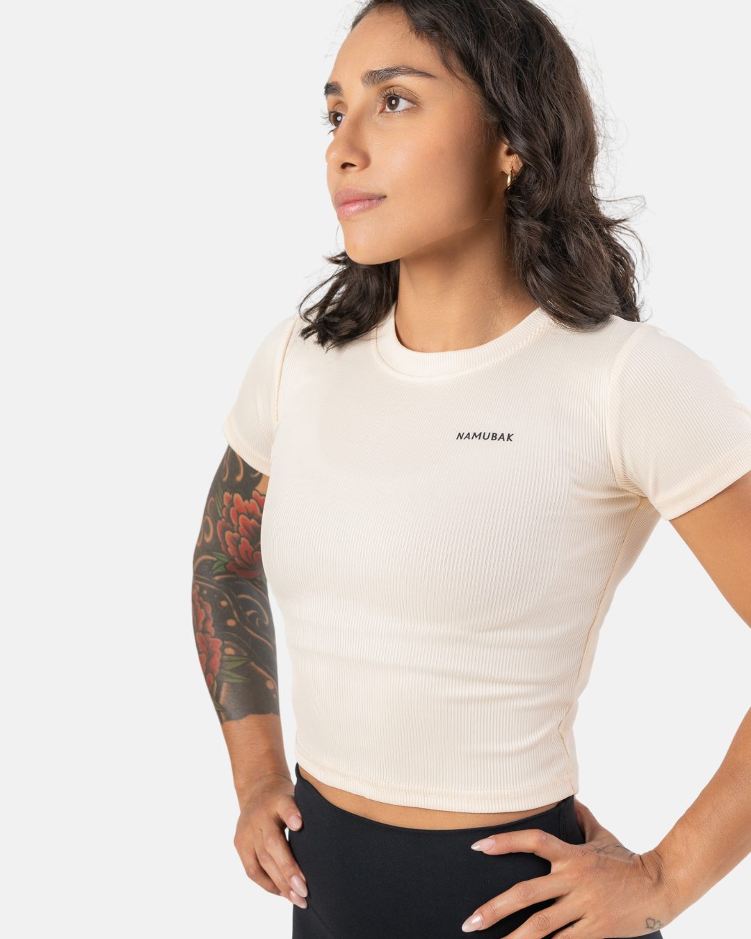 Foto de una mujer utilizando un croptop crema reciclado Namubak. Un cropto ideal para explorar