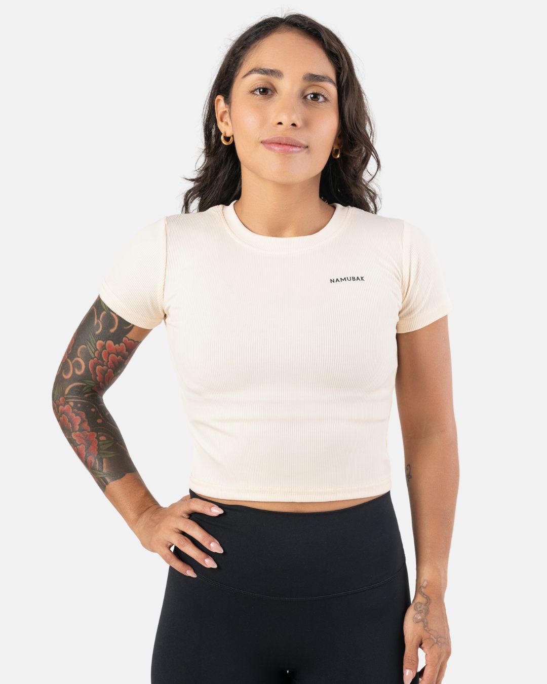 Foto de una mujer utilizando un croptop crema reciclado Namubak. Un cropto ideal para explorar