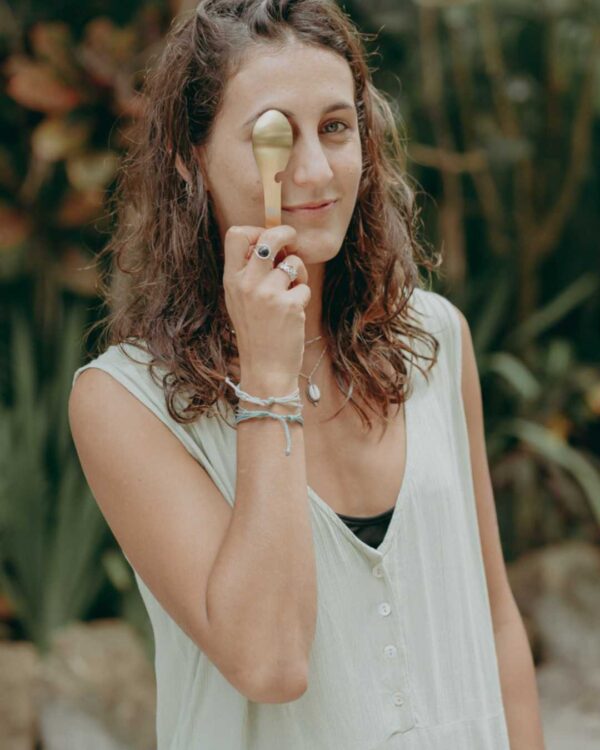 Foto de una chica posando con un tenedor multifuncional