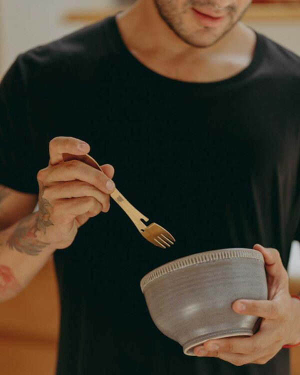 Foto de un hombre posando con un tenedor multifuncional