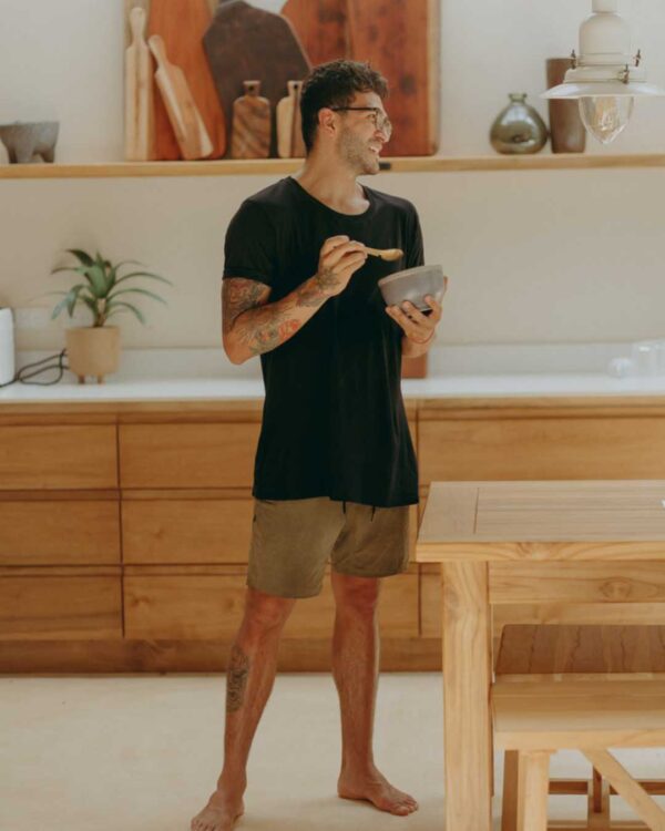 Foto de un hombre posando con un tenedor multifuncional