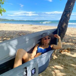 Foto de una mujer en una Hamaca en la playa