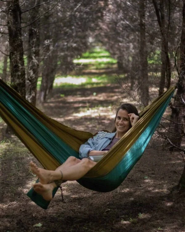 Foto de una mujer en una Hamaca en el bosque