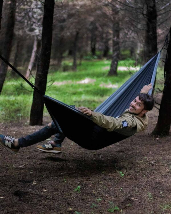 Foto de un hombre en una Hamaca en el bosque