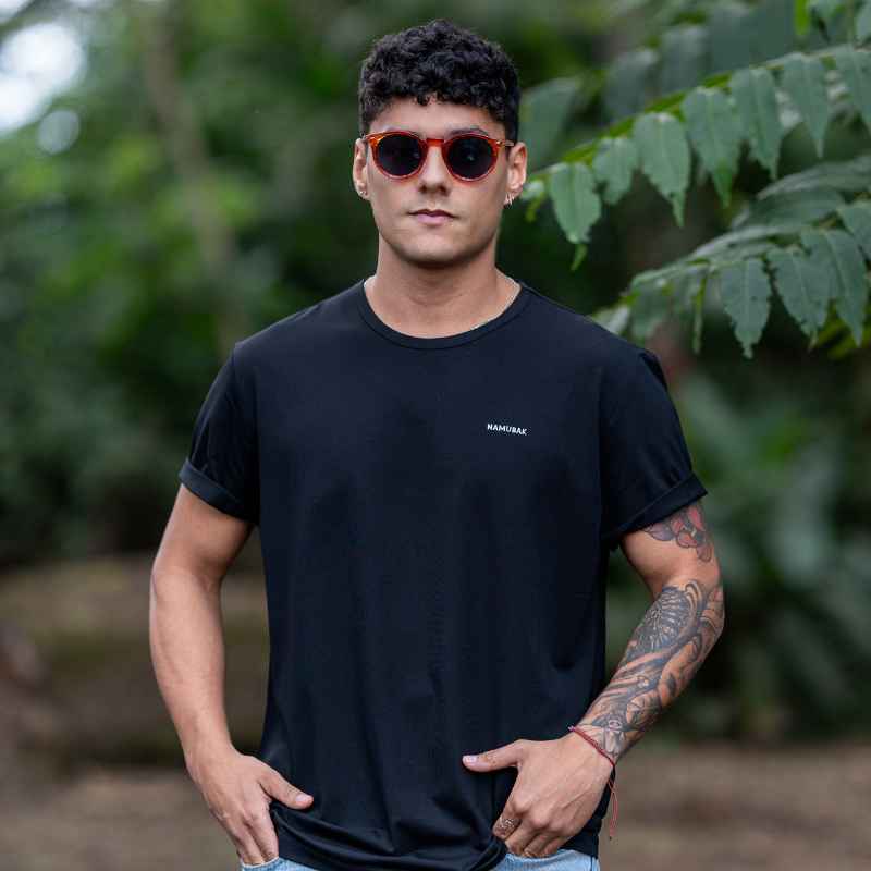 Foto de un Hombre con una camisa de bambu de la marca Namubak. Una marca de Moda Sostenible en Costa Rica