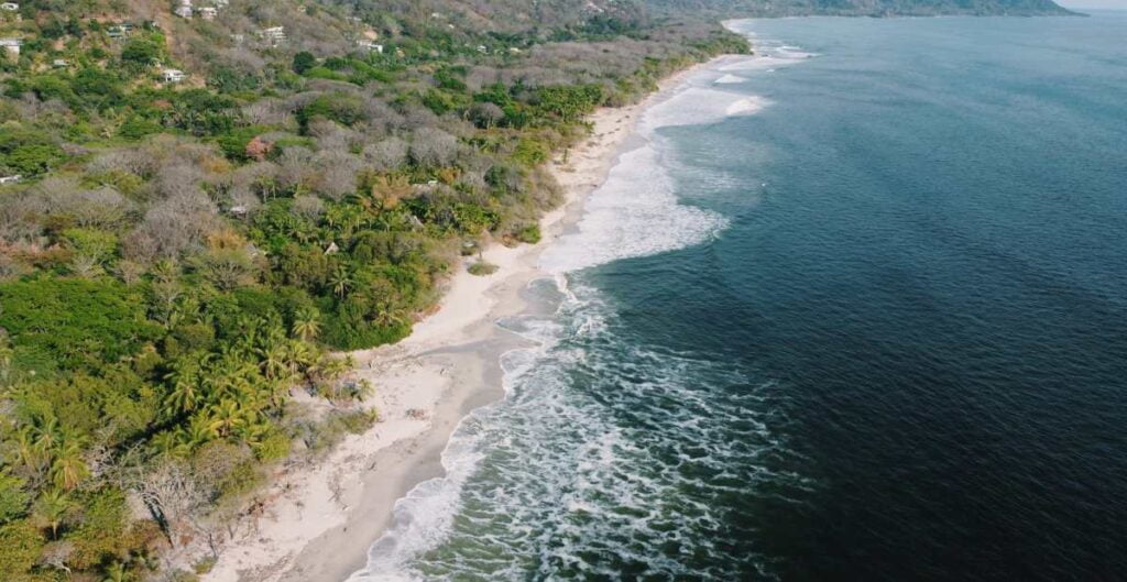 Gentrificacion en Costa Rica - foto aerea de Playa Santa Teresa