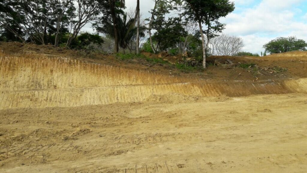 Excavación de terreno en San Juanillo, Costa Rica, donde la gentrificación ha llevado a la destrucción de un cementerio indígena.